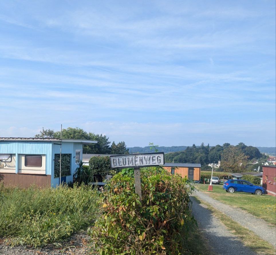 Der Blumenweg auf dem Campingplatz mit Blick ins Ohmtal