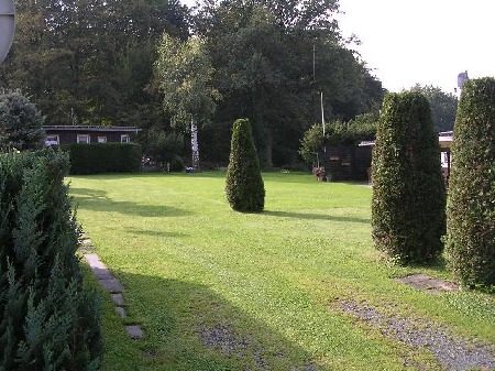 Gepflegte Hecken und Rasenflächen