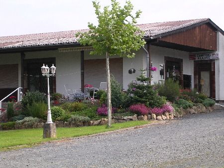 Empfangsgebäude mit Blumen