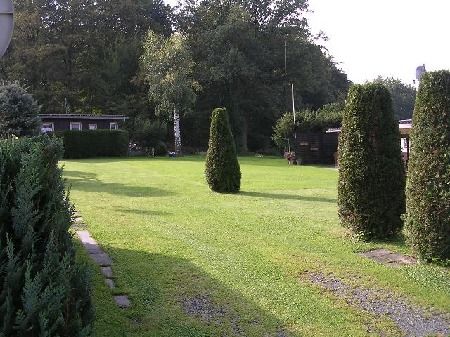 Hecken und Rasen zwischen den Parzellen