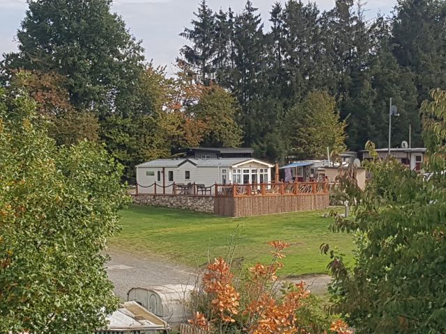 Mobilheim mit Terrasse auf einer Dauerparzelle
