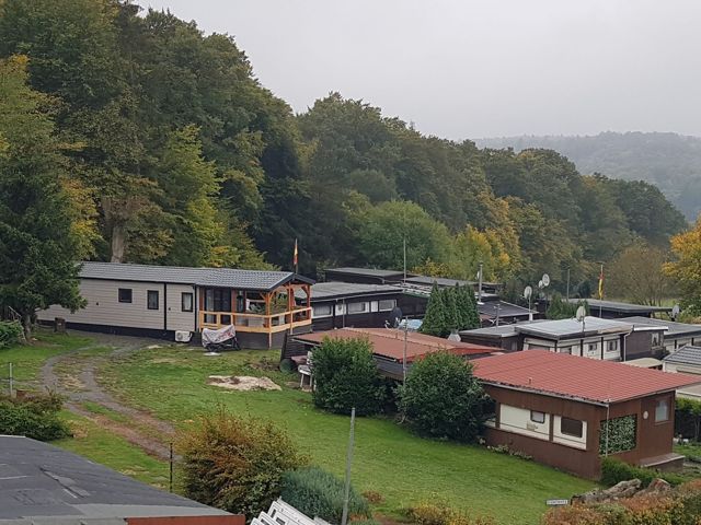 Blick über die Mobilheime im Herbst